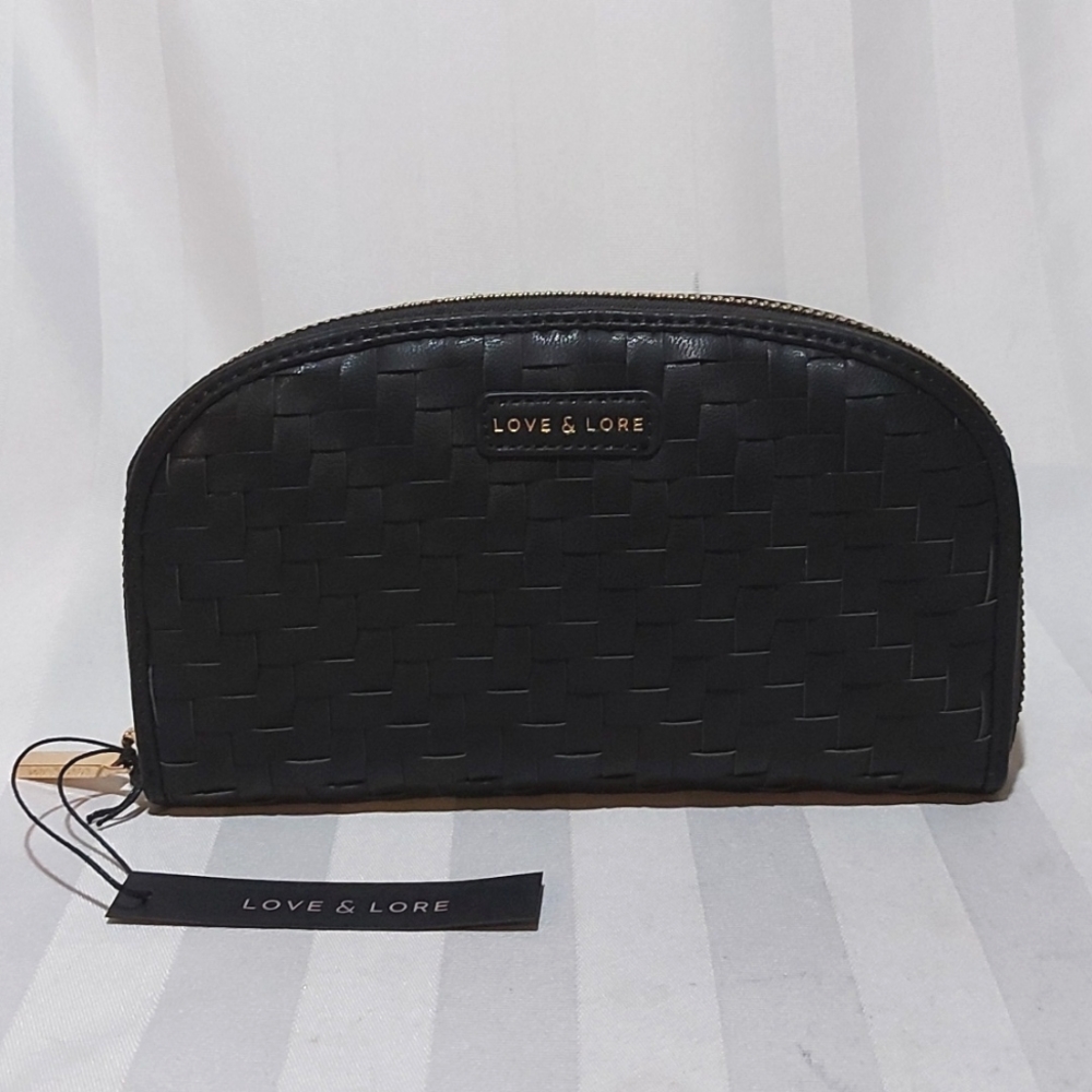 32. LOVE & LORE WALLET NWT!